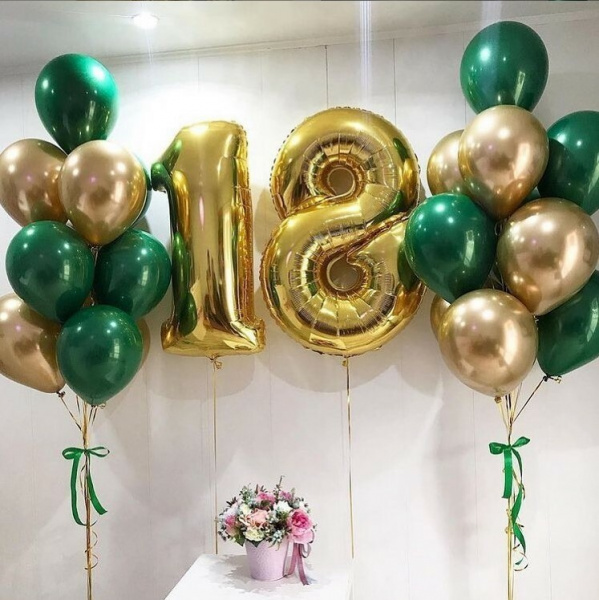 Композиция из шаров в золотом и зеленом цвете на 18 лет