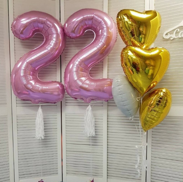 Гелиевые шары в розовом и злотом цвете на 22 года